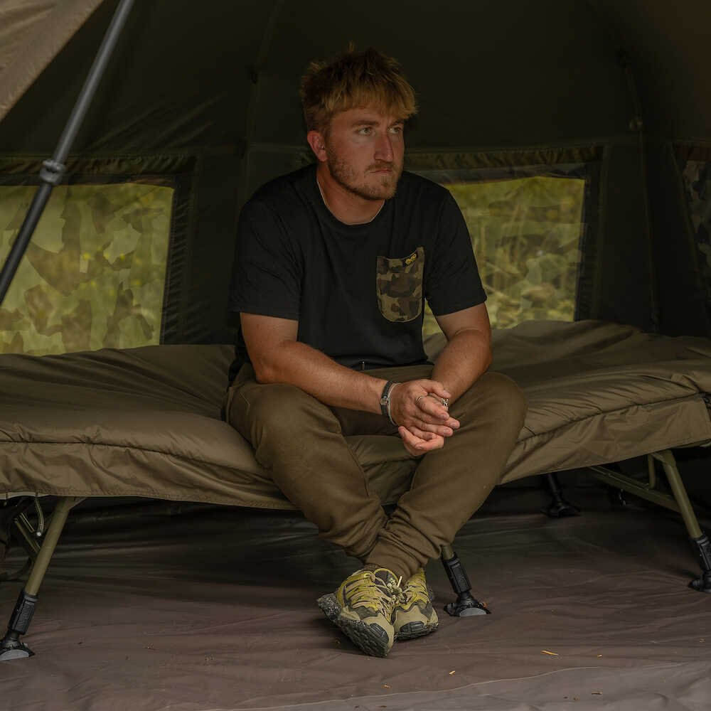 Bed Chair con saco de dormir Avid Carp Benchmark Ultra System - Tienda Carpfishing