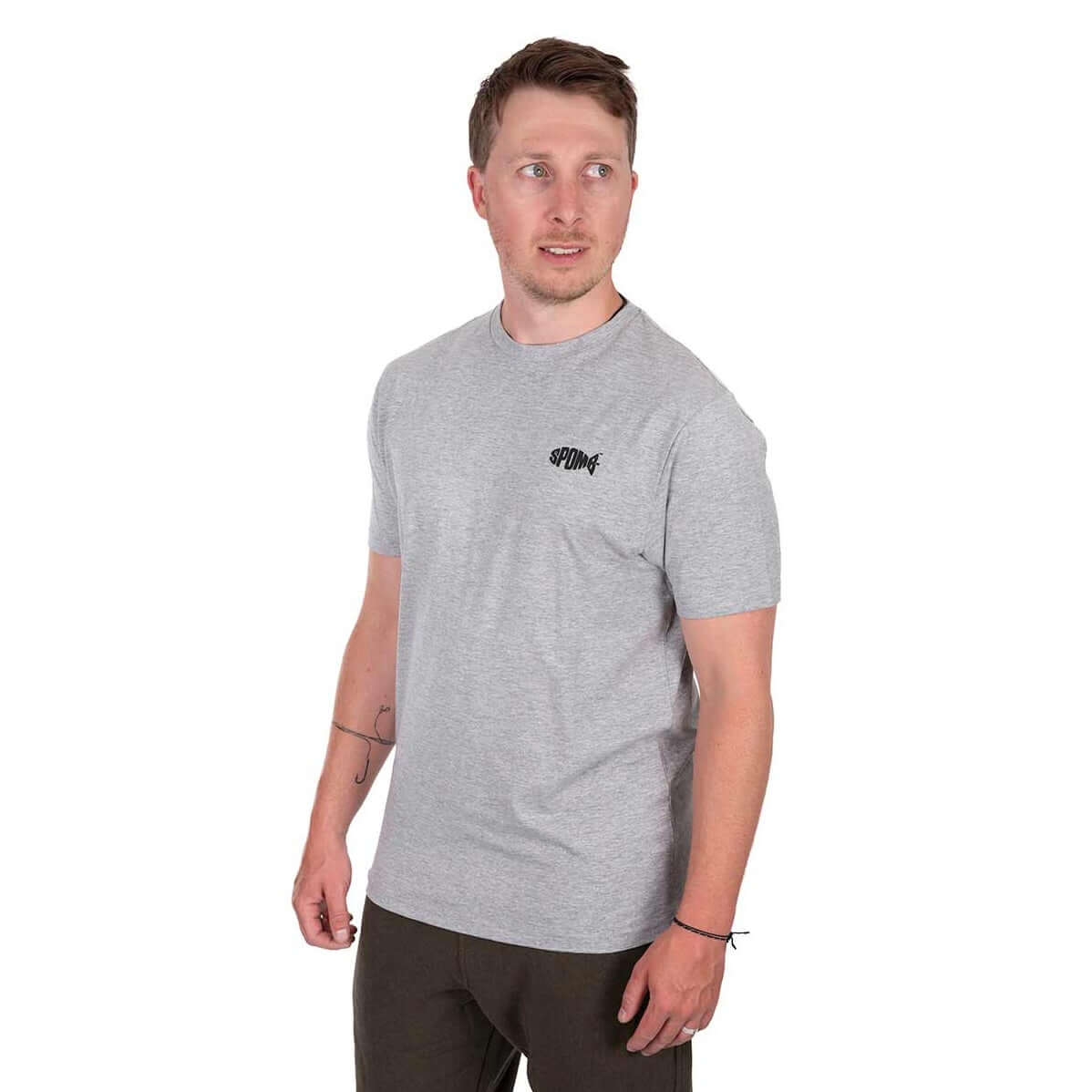 Camiseta Spomb gris para carpfishing, diseño casual con logotipo negro, fabricada en algodón y viscosa.