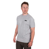 Camiseta Spomb gris para carpfishing, diseño casual con logotipo negro, fabricada en algodón y viscosa.