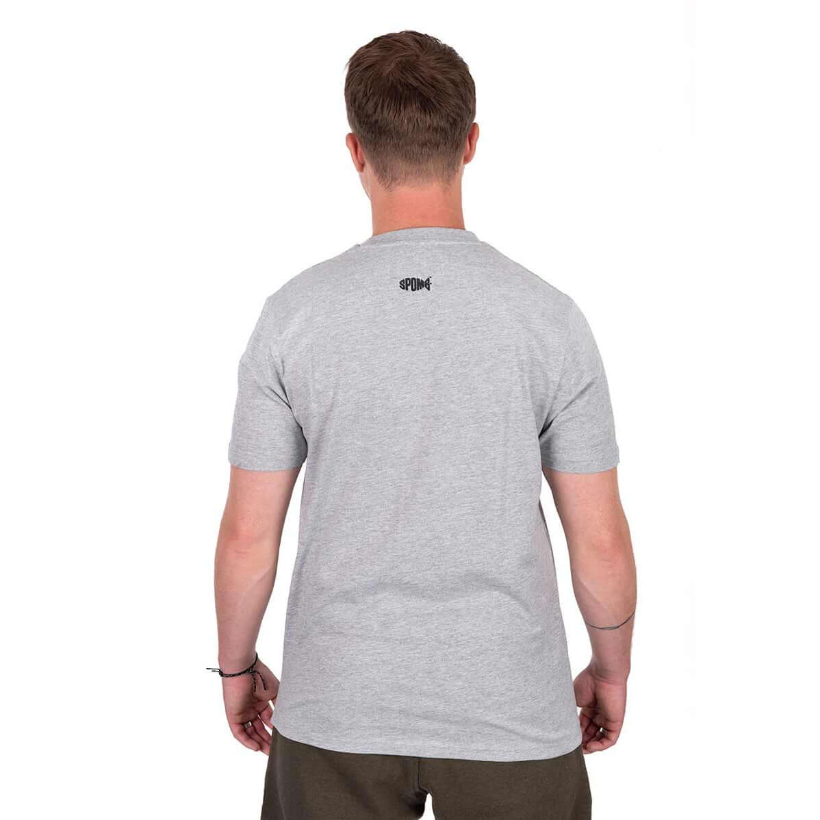 Hombre de espaldas luciendo camiseta gris Spomb, ideal para carpfishing y uso diario.