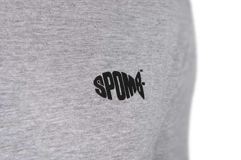 Camiseta gris de Spomb con logotipo negro, ideal para carpfishing y uso diario, 90% algodón y 10% viscosa.