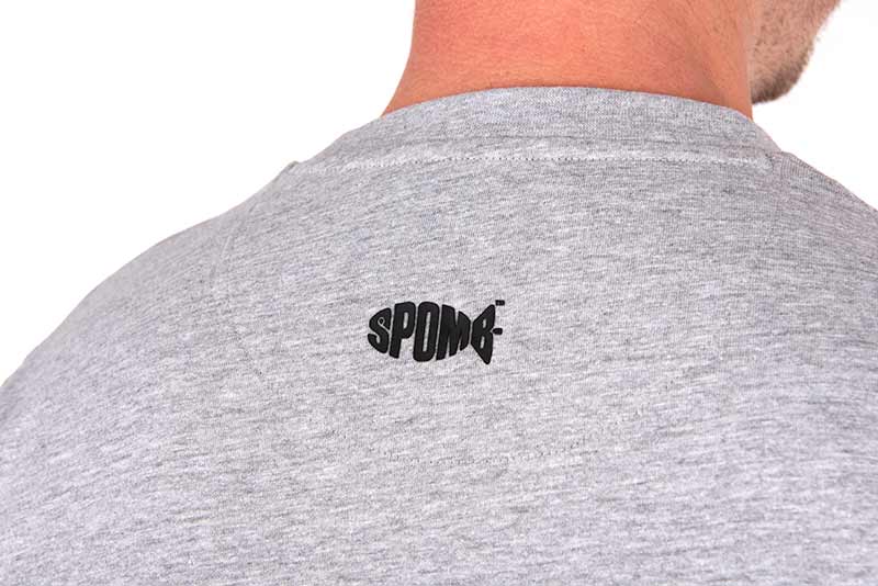Camiseta Spomb gris con logotipo negro en la parte posterior, ideal para carpfishing y uso diario.