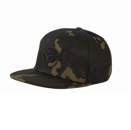 Gorra Korda Snapback en camuflaje oscuro, ideal para carpfishing, con visera plana y cierre de velcro ajustable.