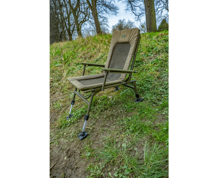 Silla Korum Supa Lite Stretch Deluxe para carpfishing, diseñada para comodidad y ligereza en la pesca.