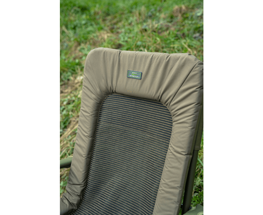 Silla Korum Supa Lite Stretch Deluxe, con tejido STRETCH y diseño ergonómico para carpfishing, destacando comodidad y durabilidad.