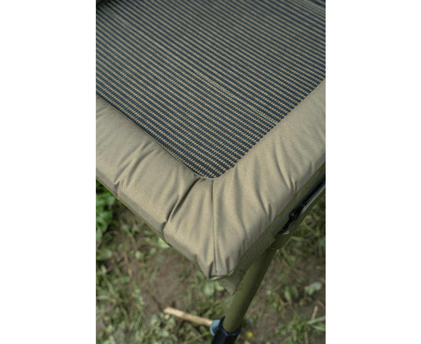 Detalle de la silla de pesca Korum Supa Lite Stretch Deluxe, mostrando el tejido STRETCH y el diseño acolchado.