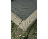Detalle de la silla de pesca Korum Supa Lite Stretch Deluxe, mostrando el tejido STRETCH y el diseño acolchado.