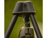 Trípode de pesaje Avid Carp Revolve con gancho reforzado para carpfishing, ideal para terrenos variados.
