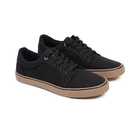 Zapatillas Fox Canvas Black, modelo casual en lona resistente, con suela de goma y detalles en color beige.