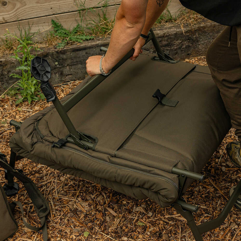 Bed Chair con saco de dormir Avid Carp Revolve X System 8 patas - Tienda Carpfishing