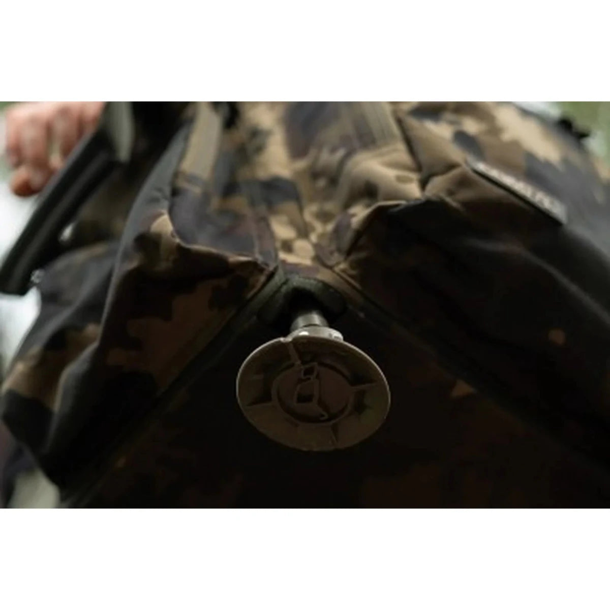 Macuto Korda Compac Framed Dark Kamo S - Tienda Carpfishing